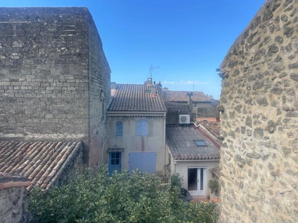 Maison à vendre sud Luberon village de Lauris 2 corps de bâtiments, 3 chambres, 120 m2 environ  terrasse caves atelier