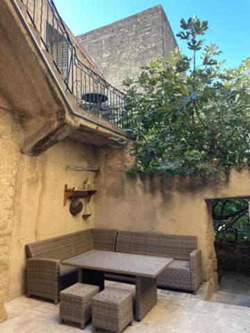 Maison à vendre sud Luberon village de Lauris 2 corps de bâtiments, 3 chambres, 120 m2 environ  terrasse caves atelier