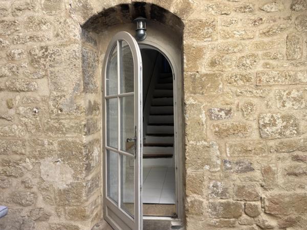 Maison à vendre sud Luberon village de Lauris 2 corps de bâtiments, 3 chambres, 120 m2 environ  terrasse caves atelier