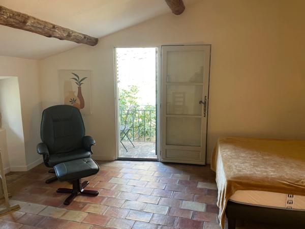 Maison à vendre sud Luberon village de Lauris 2 corps de bâtiments, 3 chambres, 120 m2 environ  terrasse caves atelier