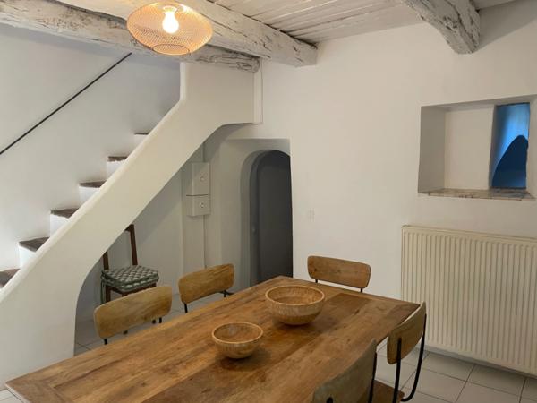 Maison à vendre sud Luberon village de Lauris 2 corps de bâtiments, 3 chambres, 120 m2 environ  terrasse caves atelier
