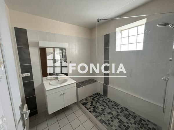 Location Appartement 4 pièces 102.1 m² - 10-12 PLACE SAINT MARTIN Vendome 41100