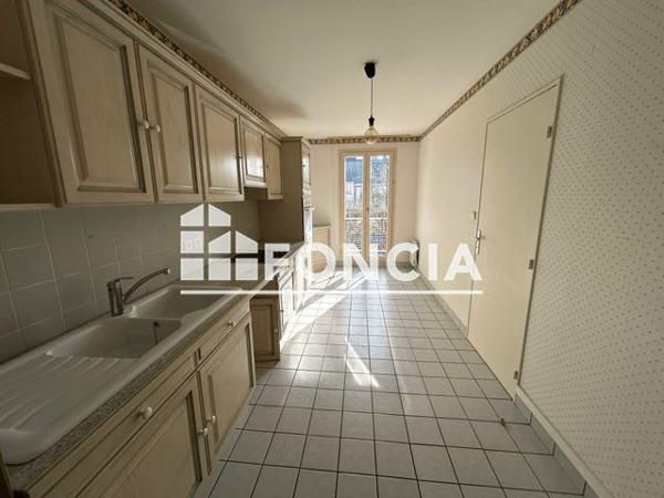 Location Appartement 4 pièces 102.1 m² - 10-12 PLACE SAINT MARTIN Vendome 41100