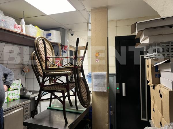 FOND DE RESTAUANT DANS QUARTIER  MYTHIQUE   LE MARAIS ...