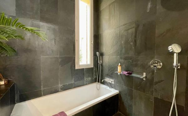 ANTIBES (06) À vendre – Appartement 5 pièces duplex en bas de villa avec piscine salle de sport et jacuzzi