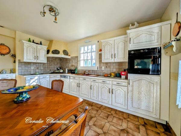 Belle maison avec piscine au cœur d'un village historique