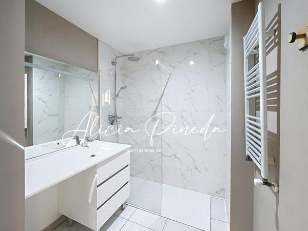 Appartement T3 avec jardin, dépendance et parkings