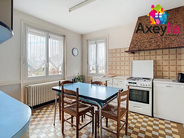 Pouilly-les-Nonains (42155) A VENDRE - POUILLY-LES-NONAINS - MAISON AVEC TROIS CHAMBRES, DEUX GARAGES ET GRAND TERRAIN CONSTRUCTIBLE