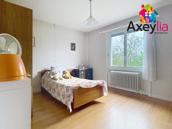 Pouilly-les-Nonains (42155) A VENDRE - POUILLY-LES-NONAINS - MAISON AVEC TROIS CHAMBRES, DEUX GARAGES ET GRAND TERRAIN CONSTRUCTIBLE