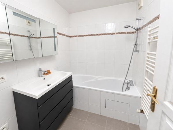 LA PLAINE - APPARTEMENT AVEC BALCON ET PARKING