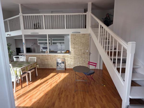 Appartement avec une grande mezzanine au 2ème et dernier  étage avec 15m² de terrasse.
