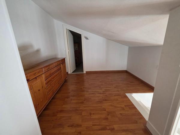 Appartement avec une grande mezzanine au 2ème et dernier  étage avec 15m² de terrasse.