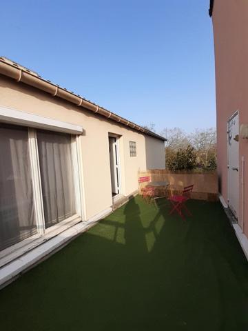 Appartement avec une grande mezzanine au 2ème et dernier  étage avec 15m² de terrasse.