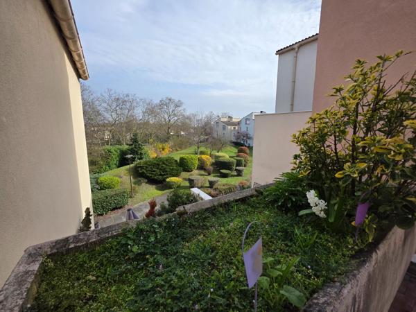 Appartement avec une grande mezzanine au 2ème et dernier  étage avec 15m² de terrasse.