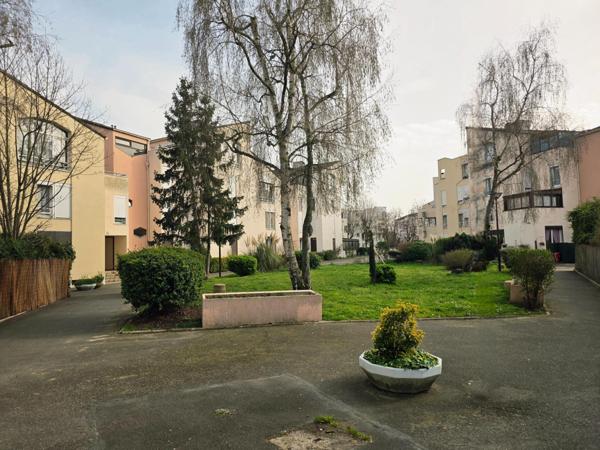 Appartement avec une grande mezzanine au 2ème et dernier  étage avec 15m² de terrasse.