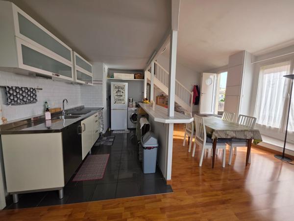 Appartement avec une grande mezzanine au 2ème et dernier  étage avec 15m² de terrasse.