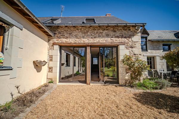 Maison en pierre de charme à SAUMUR 49400 - 4 chambres-Jardin-Garage - 5mn du centre ville - Terrefort