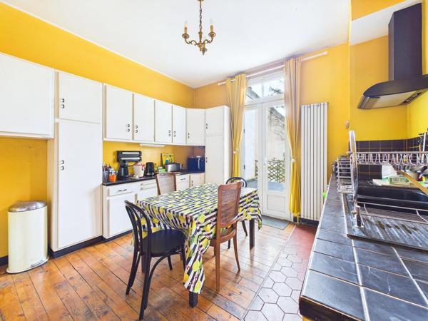 Maison de ville sur 3 niveaux avec terrasse et jardin