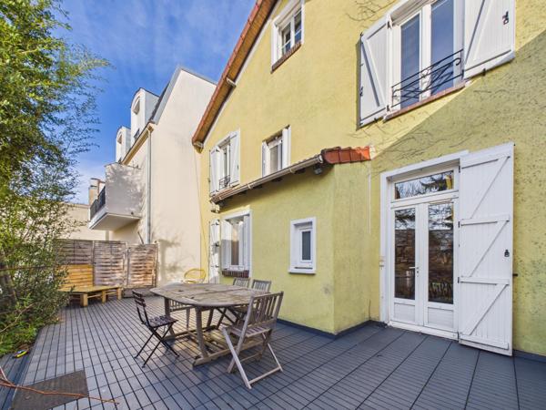 Maison de ville sur 3 niveaux avec terrasse et jardin