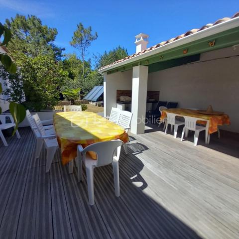 À seulement 500 mètres de la plage, au cœur d’un environnement naturel et calme, découvrez cette magnifique propriété de 199 m² habitables, implantée sur un superbe terrain arboré d'environ 3 000 m². Un véritable havre de paix alliant confort moderne, prestations haut de gamme et grands volumes.

Les espaces de vie :
    • Entrée /Salon / Séjour sublime : Le salon/séjour de plus de 80m² sublimé par un plafond cathédrale de plus de 4 mètres de hauteur avec une magnifique charpente traditionnelle. A l’entrée un espace reculé de 12m² aménagé en bureau. Le poêle à bois apporte une touche chaleureuse et conviviale à l'ensemble.
    • Cuisine & Dépendances : Une cuisine spacieuse de 30m² parfaitement agencée, complétée par une arrière-cuisine très pratique pour le rangement et la buanderie.
    • Extérieurs & Patio : Une terrasse et un grand patio abrité, véritable pièce de vie extérieure équipée de sa cuisine d'été, idéal pour recevoir en toute saison.

L'espace nuit et bien-être :
    • 4 chambres spatieuses dont 1 modulable : 1 chambre équipée d'un sauna, pouvant facilement être réaménagée en espace bien-être ou en seconde salle de bain selon vos envies.
    • 1 salle de bain principale et 2 W.C.
    • Climatisation installée dans toutes les chambres pour un confort nuit optimal.

Annexes & Stationnement :
    • Grand garage : offrant de beaux espaces de stockage et un stationnement sécurisé.
    • Cave : idéale pour la conservation du vin et les rangements complémentaires.

Équipements & Confort énergétique :
    • Chauffage et rafraîchissement au sol via pompe à chaleur air/eau.
    • Panneaux solaires raccordés au chauffe-eau pour une consommation maîtrisée.
    • Climatisation dans l'espace nuit et poêle dans le séjour.
    • Alarmes intérieur/extérieur
    • Interphone avec caméra

Un bien rare sur le marché, offrant un cadre de vie privilégié à deux pas de l'océan et des prestations techniques irréprochables.

Les informations sur les risques auxquels ce bien est exposé sont disponibles sur le site Géorisque : www.georisque.gouv.fr
Ce bien est soumis à une obligation légale de débroussaillement.