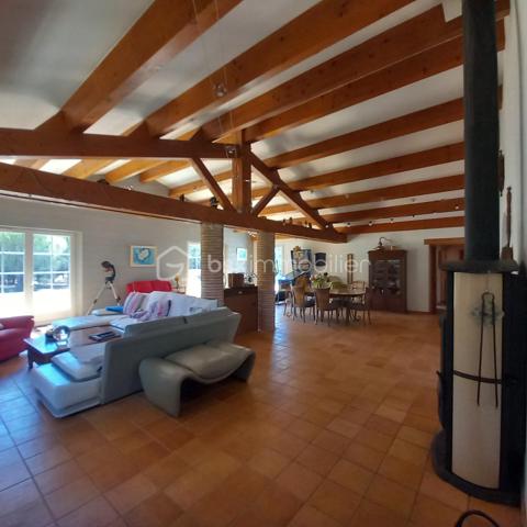 À seulement 500 mètres de la plage, au cœur d’un environnement naturel et calme, découvrez cette magnifique propriété de 199 m² habitables, implantée sur un superbe terrain arboré d'environ 3 000 m². Un véritable havre de paix alliant confort moderne, prestations haut de gamme et grands volumes.

Les espaces de vie :
    • Entrée /Salon / Séjour sublime : Le salon/séjour de plus de 80m² sublimé par un plafond cathédrale de plus de 4 mètres de hauteur avec une magnifique charpente traditionnelle. A l’entrée un espace reculé de 12m² aménagé en bureau. Le poêle à bois apporte une touche chaleureuse et conviviale à l'ensemble.
    • Cuisine & Dépendances : Une cuisine spacieuse de 30m² parfaitement agencée, complétée par une arrière-cuisine très pratique pour le rangement et la buanderie.
    • Extérieurs & Patio : Une terrasse et un grand patio abrité, véritable pièce de vie extérieure équipée de sa cuisine d'été, idéal pour recevoir en toute saison.

L'espace nuit et bien-être :
    • 4 chambres spatieuses dont 1 modulable : 1 chambre équipée d'un sauna, pouvant facilement être réaménagée en espace bien-être ou en seconde salle de bain selon vos envies.
    • 1 salle de bain principale et 2 W.C.
    • Climatisation installée dans toutes les chambres pour un confort nuit optimal.

Annexes & Stationnement :
    • Grand garage : offrant de beaux espaces de stockage et un stationnement sécurisé.
    • Cave : idéale pour la conservation du vin et les rangements complémentaires.

Équipements & Confort énergétique :
    • Chauffage et rafraîchissement au sol via pompe à chaleur air/eau.
    • Panneaux solaires raccordés au chauffe-eau pour une consommation maîtrisée.
    • Climatisation dans l'espace nuit et poêle dans le séjour.
    • Alarmes intérieur/extérieur
    • Interphone avec caméra

Un bien rare sur le marché, offrant un cadre de vie privilégié à deux pas de l'océan et des prestations techniques irréprochables.

Les informations sur les risques auxquels ce bien est exposé sont disponibles sur le site Géorisque : www.georisque.gouv.fr
Ce bien est soumis à une obligation légale de débroussaillement.