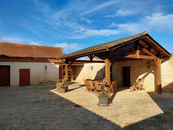 ENSEMBLE 2 MAISONS EN PIERRE 600 m² + PISCINE + GARAGES + PARKING + TERRAIN 1600 m²