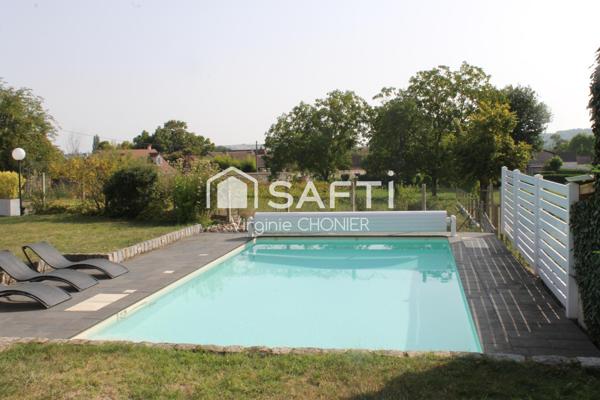 Magnifique maison proche commerces avec jardin et piscine.