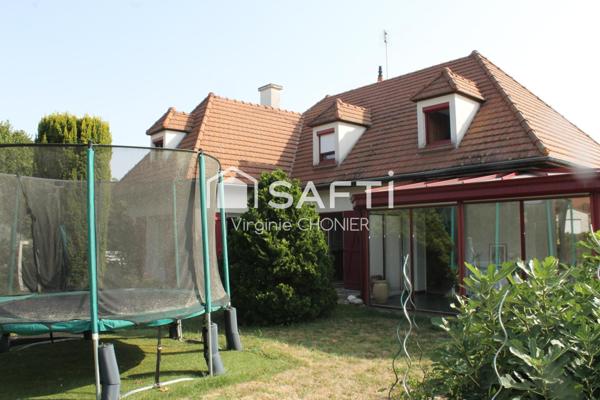 Magnifique maison proche commerces avec jardin et piscine.