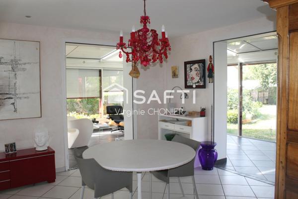 Magnifique maison proche commerces avec jardin et piscine.