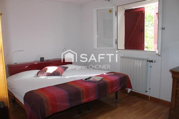 Magnifique maison proche commerces avec jardin et piscine.