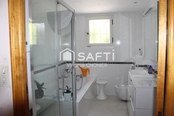 Magnifique maison proche commerces avec jardin et piscine.