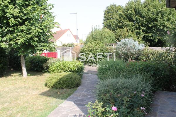 Magnifique maison proche commerces avec jardin et piscine.