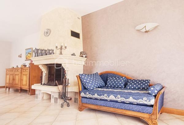 Découvrez cette spacieuse maison de 200m2, édifiée sur un terrain de plus de 1900m2 avec piscine.

Avec ses 8 pièces, cette demeure propose un agencement harmonieux et fonctionnel, préservant l'intimité tout en offrant des espaces de vie ouverts. 

Profitez d'un séjour lumineux et chaleureux exposé SUD et d'une cuisine moderne entièrement équipée. La maison offre 4 chambres confortables dont une suite parentale avec une salle de bain et un bureau. Une salle d'eau, 2 WC et une lingerie complètent l'ensemble;
GARAGE A visiter rapidement!

N'attendez plus pour vivre dans un cadre privilégié à la fois proche des commodités urbaines et de l'essence naturelle. Contactez Caroline LE GOUIC pour plus d'informations et venez visiter cette propriété remarquable.