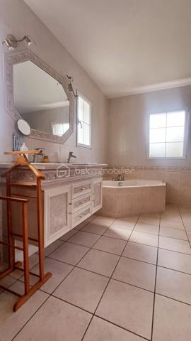 Découvrez cette spacieuse maison de 200m2, édifiée sur un terrain de plus de 1900m2 avec piscine.

Avec ses 8 pièces, cette demeure propose un agencement harmonieux et fonctionnel, préservant l'intimité tout en offrant des espaces de vie ouverts. 

Profitez d'un séjour lumineux et chaleureux exposé SUD et d'une cuisine moderne entièrement équipée. La maison offre 4 chambres confortables dont une suite parentale avec une salle de bain et un bureau. Une salle d'eau, 2 WC et une lingerie complètent l'ensemble;
GARAGE A visiter rapidement!

N'attendez plus pour vivre dans un cadre privilégié à la fois proche des commodités urbaines et de l'essence naturelle. Contactez Caroline LE GOUIC pour plus d'informations et venez visiter cette propriété remarquable.