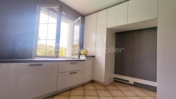Découvrez cette spacieuse maison de 200m2, édifiée sur un terrain de plus de 1900m2 avec piscine.

Avec ses 8 pièces, cette demeure propose un agencement harmonieux et fonctionnel, préservant l'intimité tout en offrant des espaces de vie ouverts. 

Profitez d'un séjour lumineux et chaleureux exposé SUD et d'une cuisine moderne entièrement équipée. La maison offre 4 chambres confortables dont une suite parentale avec une salle de bain et un bureau. Une salle d'eau, 2 WC et une lingerie complètent l'ensemble;
GARAGE A visiter rapidement!

N'attendez plus pour vivre dans un cadre privilégié à la fois proche des commodités urbaines et de l'essence naturelle. Contactez Caroline LE GOUIC pour plus d'informations et venez visiter cette propriété remarquable.