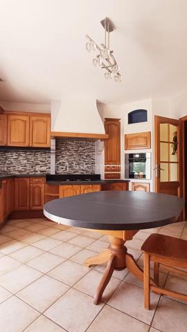 Découvrez cette spacieuse maison de 200m2, édifiée sur un terrain de plus de 1900m2 avec piscine.

Avec ses 8 pièces, cette demeure propose un agencement harmonieux et fonctionnel, préservant l'intimité tout en offrant des espaces de vie ouverts. 

Profitez d'un séjour lumineux et chaleureux exposé SUD et d'une cuisine moderne entièrement équipée. La maison offre 4 chambres confortables dont une suite parentale avec une salle de bain et un bureau. Une salle d'eau, 2 WC et une lingerie complètent l'ensemble;
GARAGE A visiter rapidement!

N'attendez plus pour vivre dans un cadre privilégié à la fois proche des commodités urbaines et de l'essence naturelle. Contactez Caroline LE GOUIC pour plus d'informations et venez visiter cette propriété remarquable.
