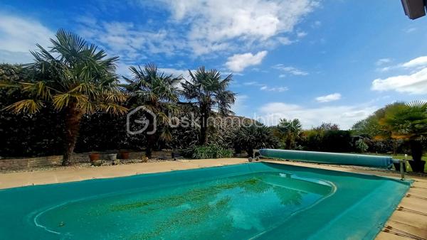 Découvrez cette spacieuse maison de 200m2, édifiée sur un terrain de plus de 1900m2 avec piscine.

Avec ses 8 pièces, cette demeure propose un agencement harmonieux et fonctionnel, préservant l'intimité tout en offrant des espaces de vie ouverts. 

Profitez d'un séjour lumineux et chaleureux exposé SUD et d'une cuisine moderne entièrement équipée. La maison offre 4 chambres confortables dont une suite parentale avec une salle de bain et un bureau. Une salle d'eau, 2 WC et une lingerie complètent l'ensemble;
GARAGE A visiter rapidement!

N'attendez plus pour vivre dans un cadre privilégié à la fois proche des commodités urbaines et de l'essence naturelle. Contactez Caroline LE GOUIC pour plus d'informations et venez visiter cette propriété remarquable.