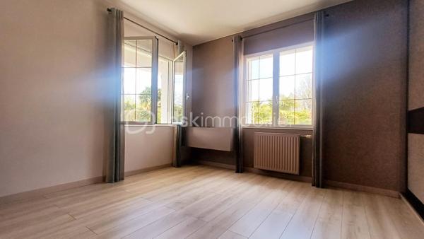 Découvrez cette spacieuse maison de 200m2, édifiée sur un terrain de plus de 1900m2 avec piscine.

Avec ses 8 pièces, cette demeure propose un agencement harmonieux et fonctionnel, préservant l'intimité tout en offrant des espaces de vie ouverts. 

Profitez d'un séjour lumineux et chaleureux exposé SUD et d'une cuisine moderne entièrement équipée. La maison offre 4 chambres confortables dont une suite parentale avec une salle de bain et un bureau. Une salle d'eau, 2 WC et une lingerie complètent l'ensemble;
GARAGE A visiter rapidement!

N'attendez plus pour vivre dans un cadre privilégié à la fois proche des commodités urbaines et de l'essence naturelle. Contactez Caroline LE GOUIC pour plus d'informations et venez visiter cette propriété remarquable.
