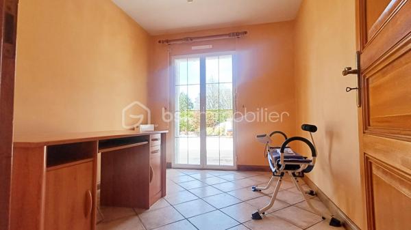 Découvrez cette spacieuse maison de 200m2, édifiée sur un terrain de plus de 1900m2 avec piscine.

Avec ses 8 pièces, cette demeure propose un agencement harmonieux et fonctionnel, préservant l'intimité tout en offrant des espaces de vie ouverts. 

Profitez d'un séjour lumineux et chaleureux exposé SUD et d'une cuisine moderne entièrement équipée. La maison offre 4 chambres confortables dont une suite parentale avec une salle de bain et un bureau. Une salle d'eau, 2 WC et une lingerie complètent l'ensemble;
GARAGE A visiter rapidement!

N'attendez plus pour vivre dans un cadre privilégié à la fois proche des commodités urbaines et de l'essence naturelle. Contactez Caroline LE GOUIC pour plus d'informations et venez visiter cette propriété remarquable.