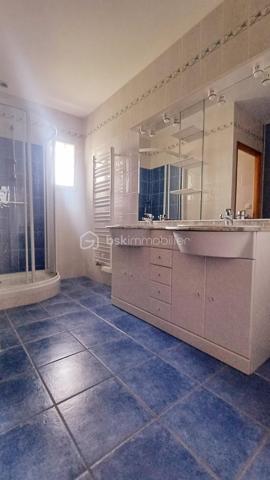 Découvrez cette spacieuse maison de 200m2, édifiée sur un terrain de plus de 1900m2 avec piscine.

Avec ses 8 pièces, cette demeure propose un agencement harmonieux et fonctionnel, préservant l'intimité tout en offrant des espaces de vie ouverts. 

Profitez d'un séjour lumineux et chaleureux exposé SUD et d'une cuisine moderne entièrement équipée. La maison offre 4 chambres confortables dont une suite parentale avec une salle de bain et un bureau. Une salle d'eau, 2 WC et une lingerie complètent l'ensemble;
GARAGE A visiter rapidement!

N'attendez plus pour vivre dans un cadre privilégié à la fois proche des commodités urbaines et de l'essence naturelle. Contactez Caroline LE GOUIC pour plus d'informations et venez visiter cette propriété remarquable.