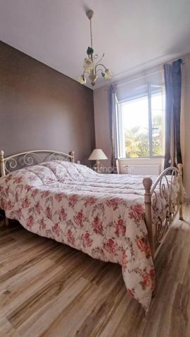 Découvrez cette spacieuse maison de 200m2, édifiée sur un terrain de plus de 1900m2 avec piscine.

Avec ses 8 pièces, cette demeure propose un agencement harmonieux et fonctionnel, préservant l'intimité tout en offrant des espaces de vie ouverts. 

Profitez d'un séjour lumineux et chaleureux exposé SUD et d'une cuisine moderne entièrement équipée. La maison offre 4 chambres confortables dont une suite parentale avec une salle de bain et un bureau. Une salle d'eau, 2 WC et une lingerie complètent l'ensemble;
GARAGE A visiter rapidement!

N'attendez plus pour vivre dans un cadre privilégié à la fois proche des commodités urbaines et de l'essence naturelle. Contactez Caroline LE GOUIC pour plus d'informations et venez visiter cette propriété remarquable.