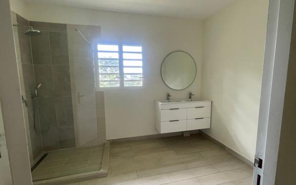 Maison à louer    6 pièces •  Petit-Bourg