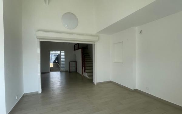 Maison à louer    6 pièces •  Petit-Bourg