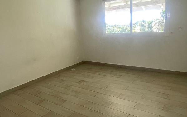 Maison à louer    6 pièces •  Petit-Bourg