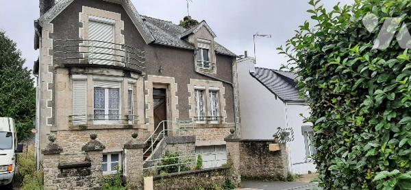 Sous-sol complet
Rdc: entrée, cuisine, séjour, salon,  W.C.
Ege : 3 ch, sde
Jardinet