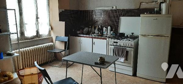 Sous-sol complet
Rdc: entrée, cuisine, séjour, salon,  W.C.
Ege : 3 ch, sde
Jardinet