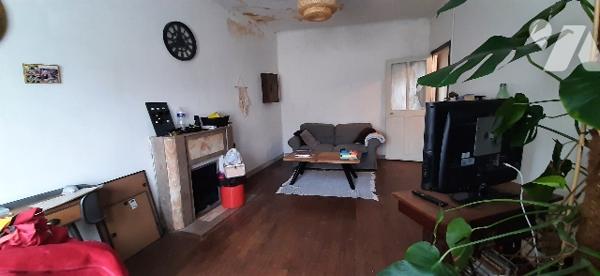 Sous-sol complet
Rdc: entrée, cuisine, séjour, salon,  W.C.
Ege : 3 ch, sde
Jardinet