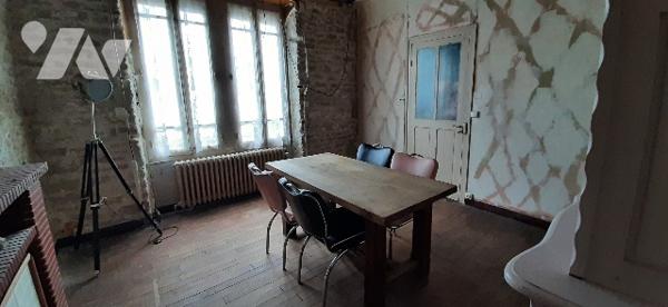 Sous-sol complet
Rdc: entrée, cuisine, séjour, salon,  W.C.
Ege : 3 ch, sde
Jardinet