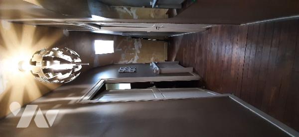 Sous-sol complet
Rdc: entrée, cuisine, séjour, salon,  W.C.
Ege : 3 ch, sde
Jardinet