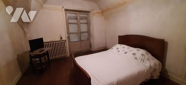 Sous-sol complet
Rdc: entrée, cuisine, séjour, salon,  W.C.
Ege : 3 ch, sde
Jardinet